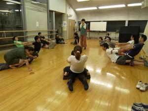 ペアストレッチもね。プロレスの風景ではありません。