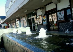 異様西条駅、駅前